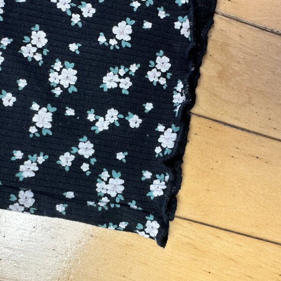 NWT Francesca's Cropped Lettuce Edged Ribbed Floral Button Front Top Size Small - Picture 5 of 11